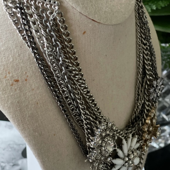 Beautiful Iconic Metropolitan statement necklace - Picture 7 of 8